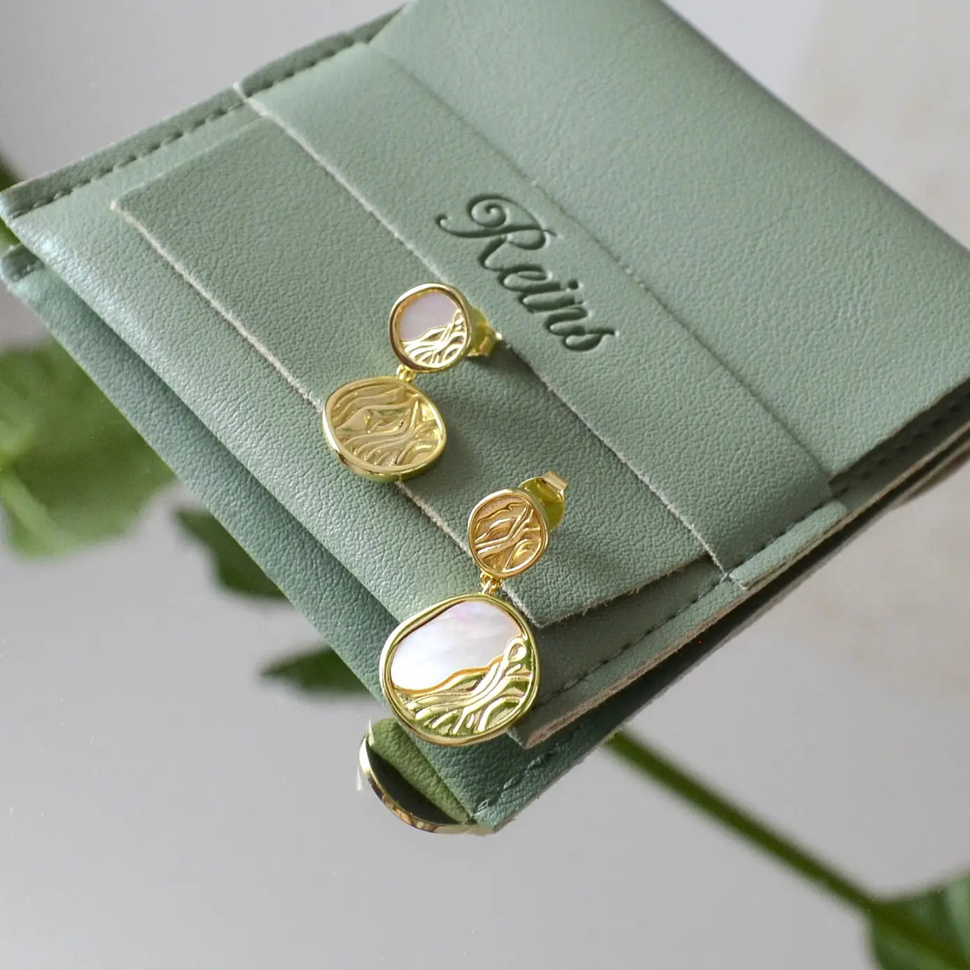 Cercei din Argint 925 - Waves cu Sidef, asimetrici- placat cu aur de 14k  si sistem de inchidere tip fluturas - 03R01-0043 cu vedere in detaliu