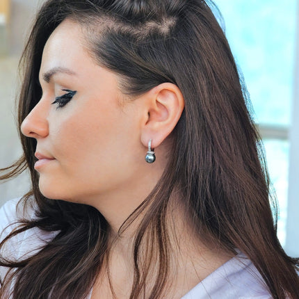 Cercei din Argint 925, placati cu rodiu, sistem de inchidere leverback cu perla gri de apa dulce. Vedere pe model 2 - 03R01-0036