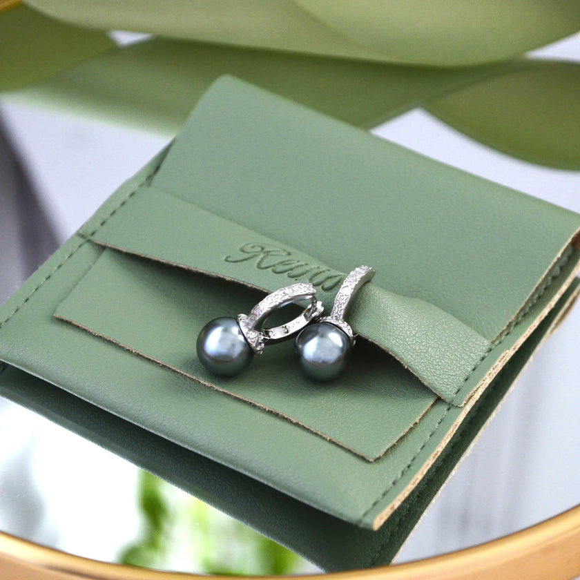 Cercei din Argint 925, placati cu rodiu, sistem de inchidere leverback cu perla gri de apa dulce. Vedere in detaliu - 03R01-0036