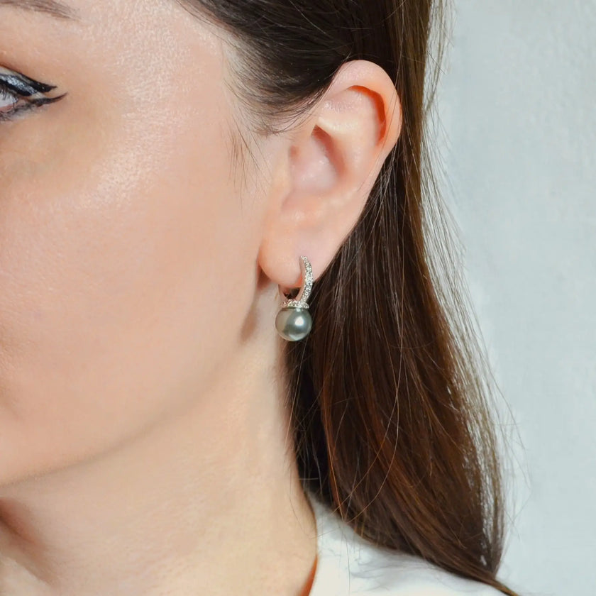 Cercei din Argint 925, placati cu rodiu, sistem de inchidere leverback cu perla gri de apa dulce. Vedere pe model 1- 03R01-0036