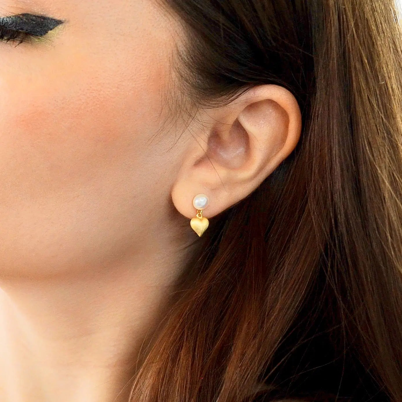 Cercei din argint 925, placati cu aur de 14k cu perla naturala . Sistemul de inchidere tip fluturas si pandatinv in forma de inima - vedere model 1