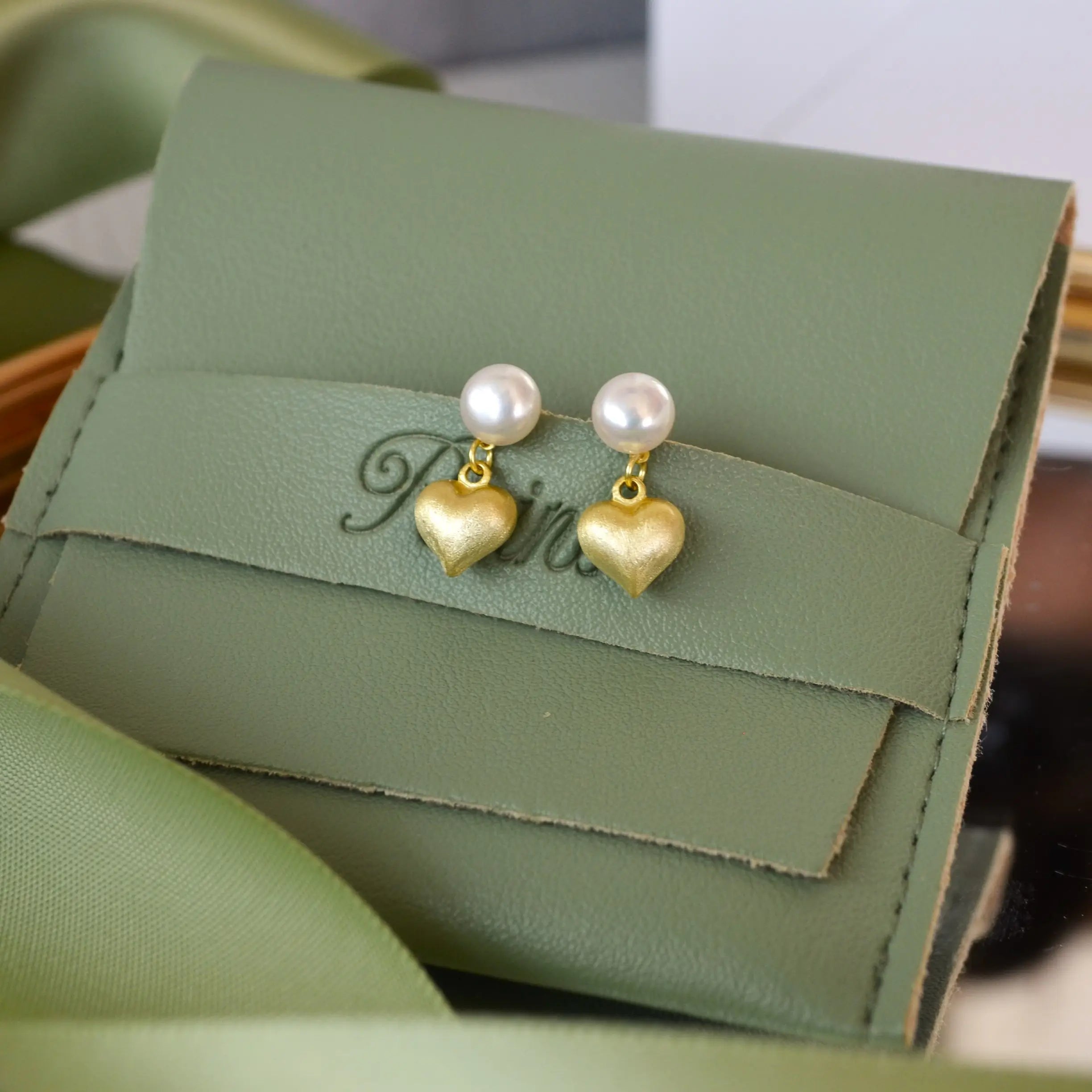 Cercei din argint 925, placati cu aur de 14k ,cu perla naturala, inchidere tip fluturas si pandantiv in forma de inima - vedere in detaliu