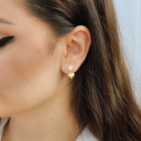 Cercei din argint 925, placati cu aur de 14k cu perla naturala . Sistemul de inchidere tip fluturas si pandatinv in forma de inima - vedere model