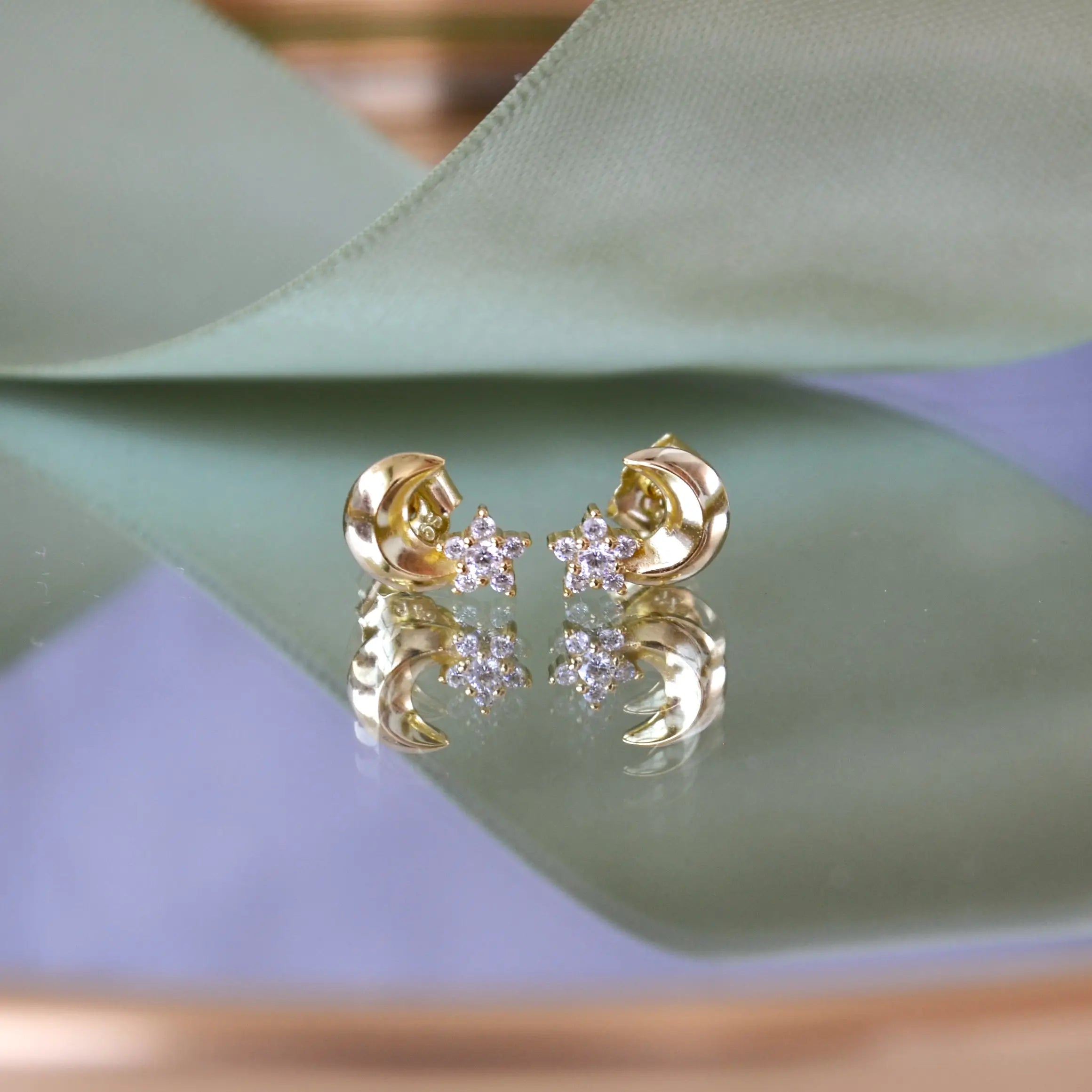 Cercei din argint 925, placati cu aur de 14k, pe lob in forma de Semiluna - vedere in detaliu Reins