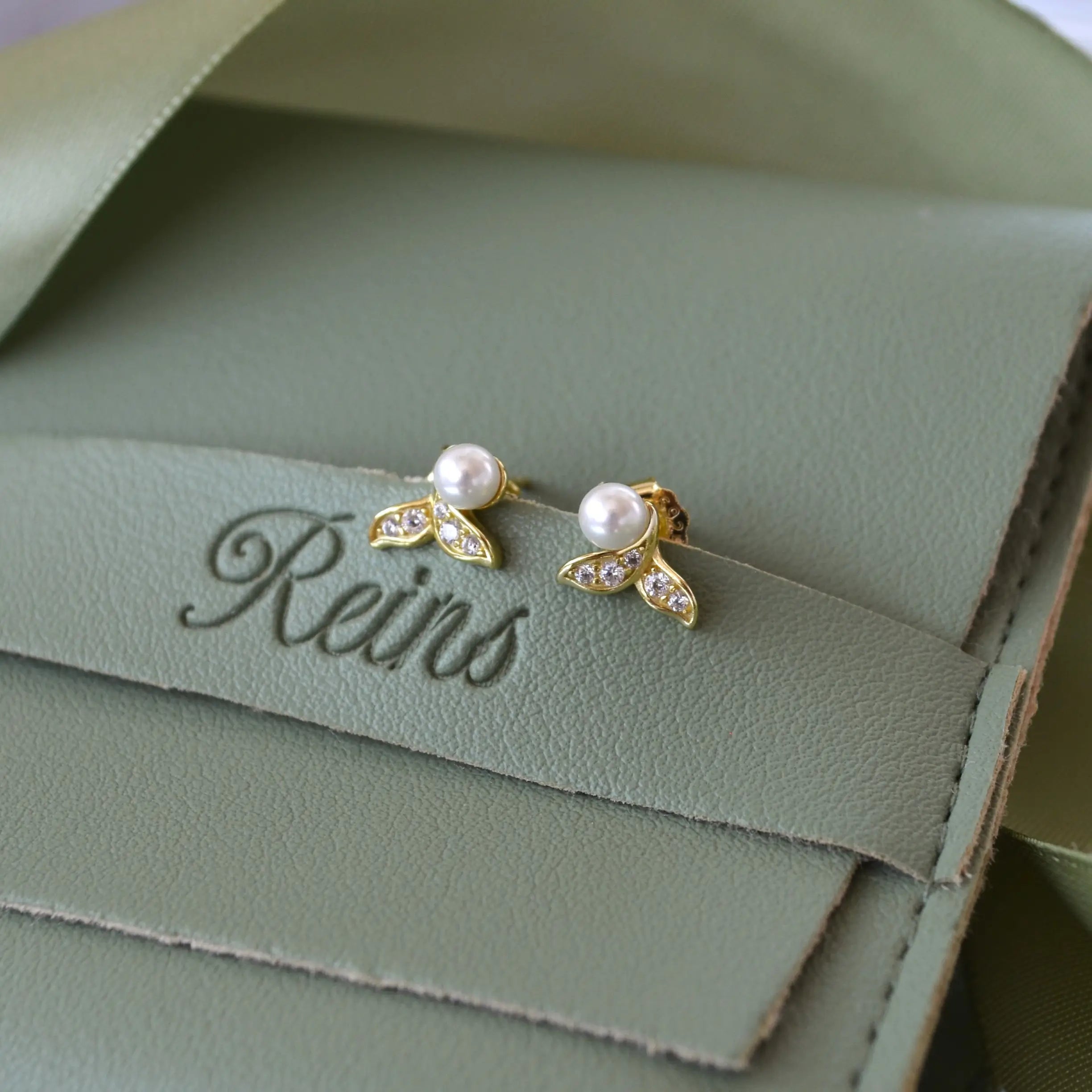 Cercei din argint cu perla si inchizatoare tip fluturas- 03R01-0028- vedere in detaliu Reins