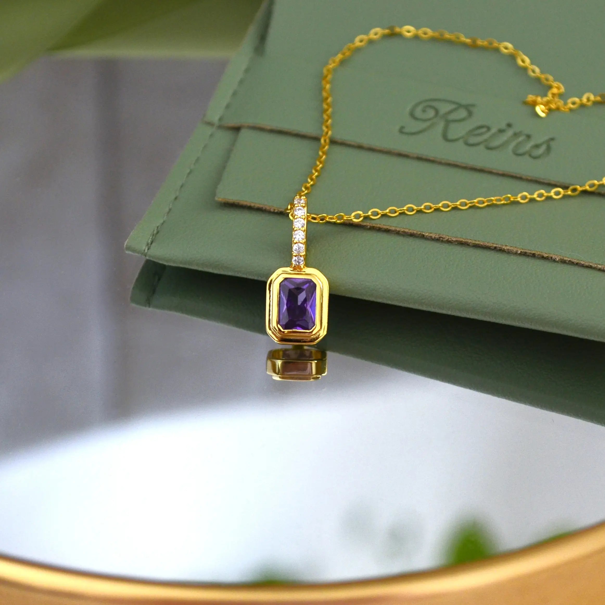 Colier din Argint 925 cu piatra zirconiun mov, placat cu aur de 18k. Piatra lunii Februarie cu vedere pe delatiu 01R01-0025F