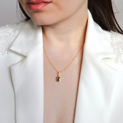 Colier din Argint 925 cu piatra zirconiun mov, placat cu aur de 18k. Piatra lunii Februarie cu vedere pe model 01R01-0025F