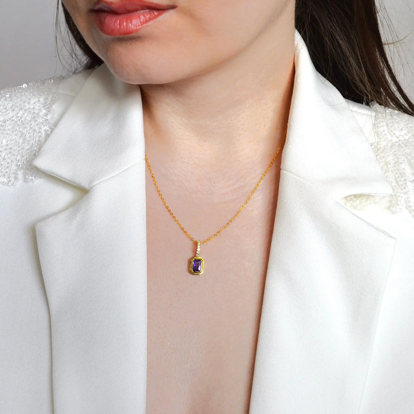 Colier din Argint 925 cu piatra zirconiun mov, placat cu aur de 18k. Piatra lunii Februarie cu vedere pe model 01R01-0025F