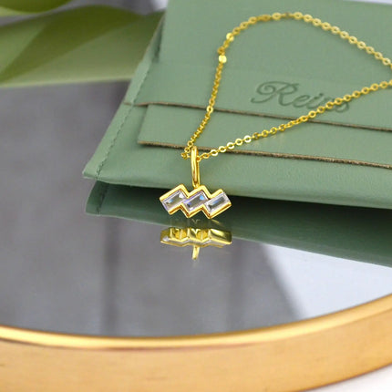 Colier din Argint 925, placat cu aur de 18k si piatra zirconiu. Semn zodiacal  Varsator cu vedere in detaliu 01R01-0024V