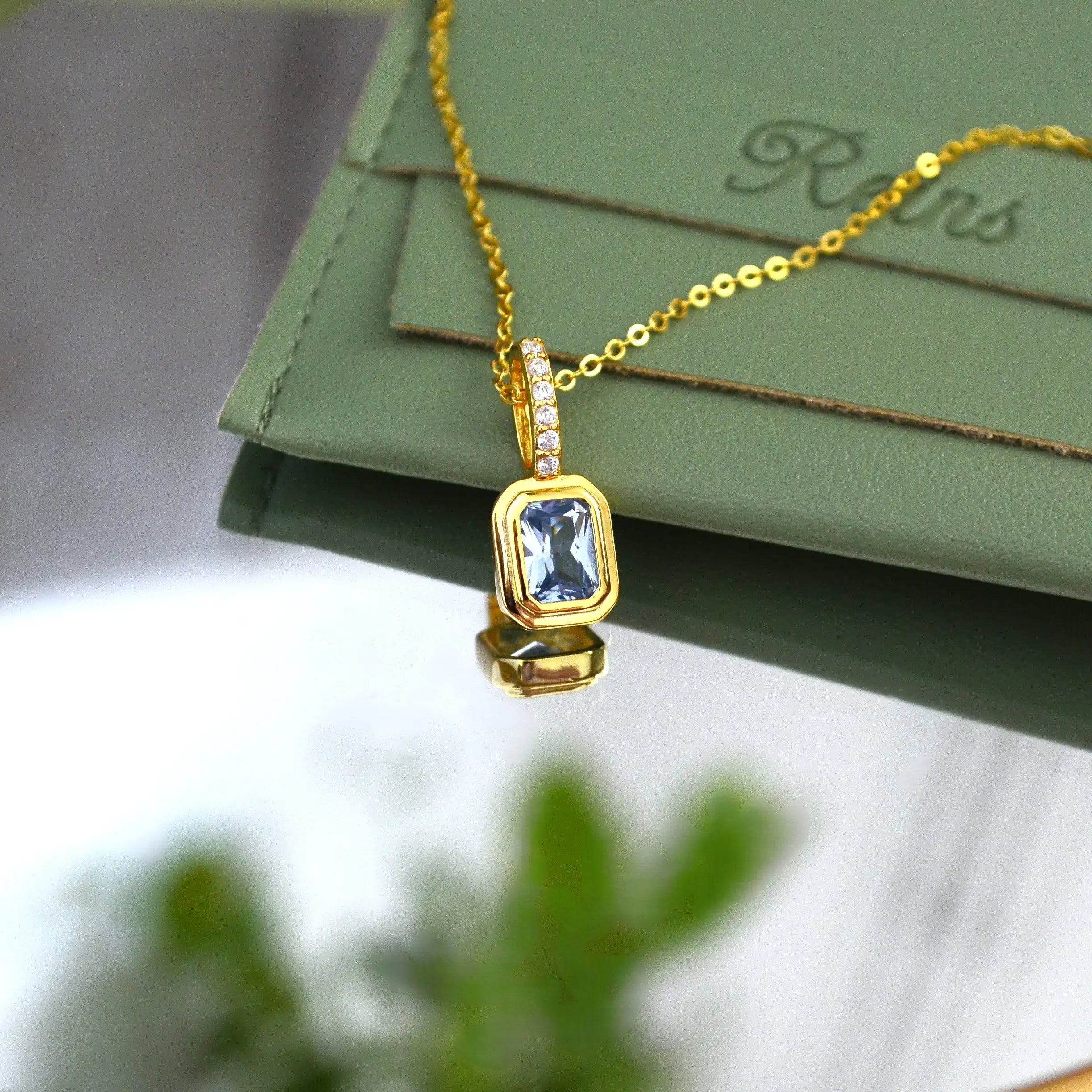 Colier din Argint 925, placat cu aur de 18k cu zirconiu albastru. Piatra lunii Martie cu vedere pe in detaliu 01R01-0025M