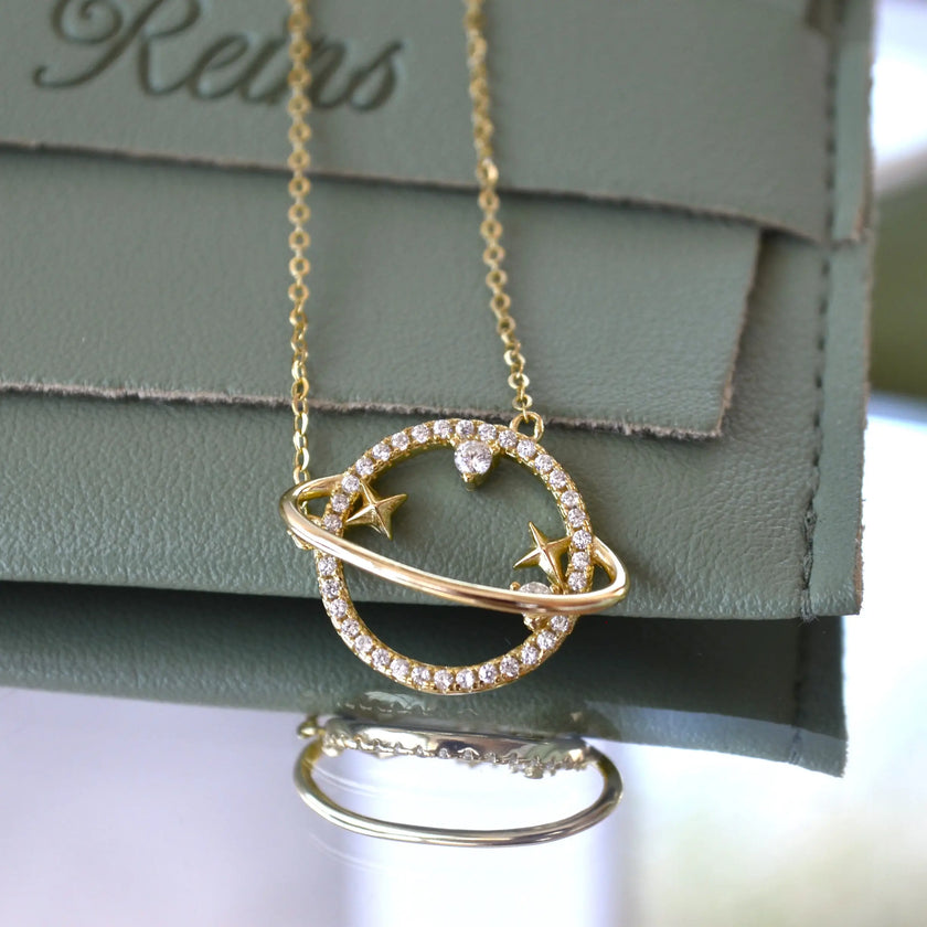 Colier din argint 925 Planeta - placat cu aur galben de 14k cu pandantiv in forma de planeta cu stele  si pietre semipretioase zirconiu - vedere in detaliu 01R01-0033 