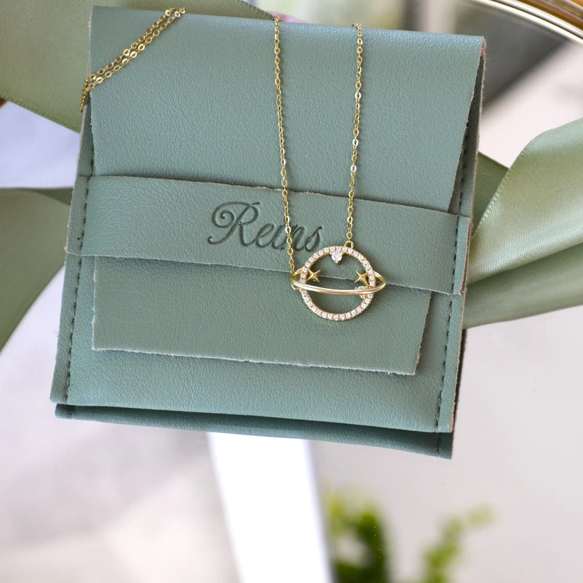 Colier din argint 925 Planeta - placat cu aur galben de 14k cu pandantiv in forma de planeta cu stele  si pietre semipretioase zirconiu - vedere in detaliu Reins 01R01-0033 