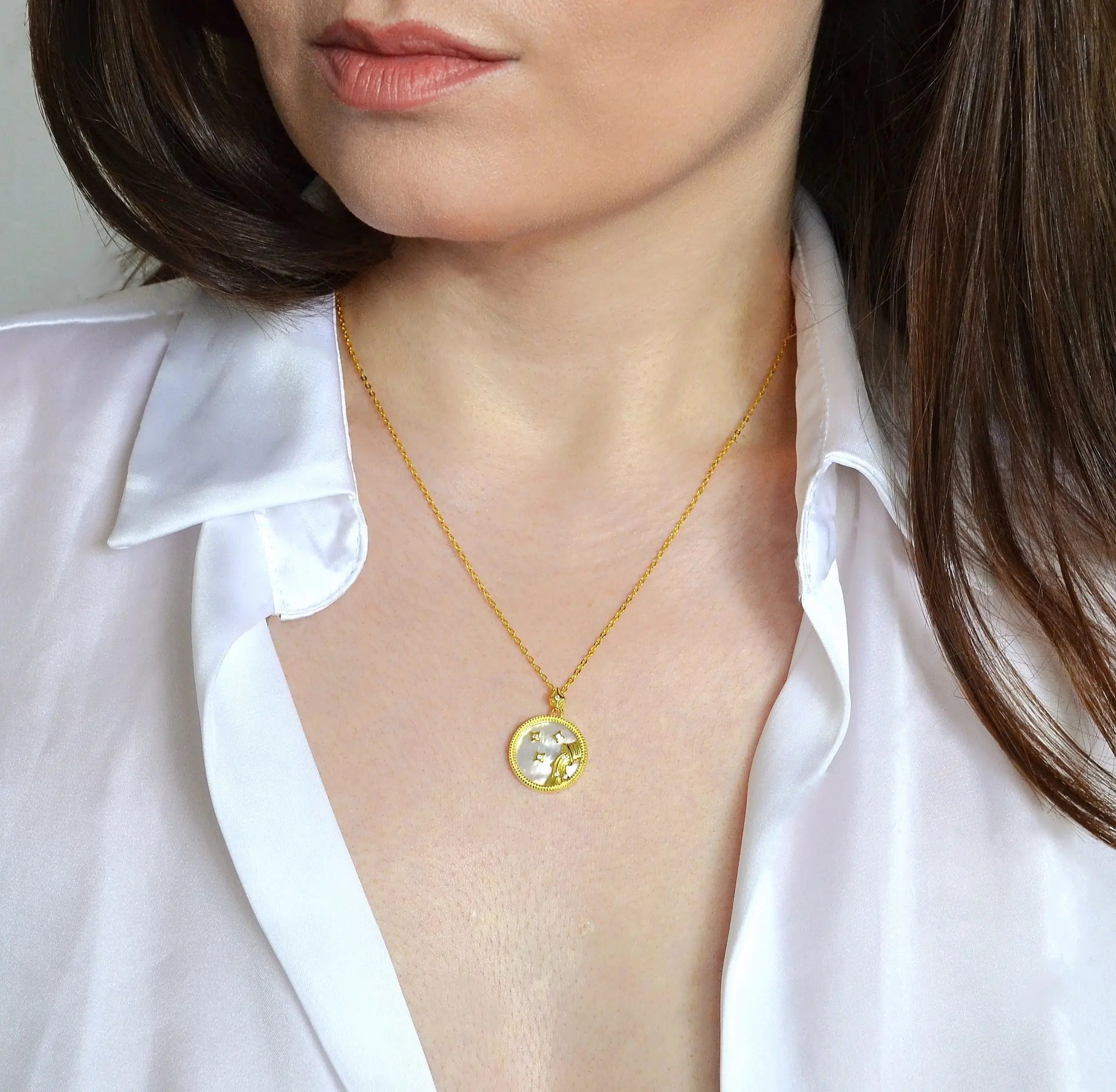 Colier din Argint 925, placat cu aur de 18k si cu pietre semipretioase naturale Sidef si Zirconiu. Semn zodiacal Varsator, cu vedere pe model 01R01-0036V