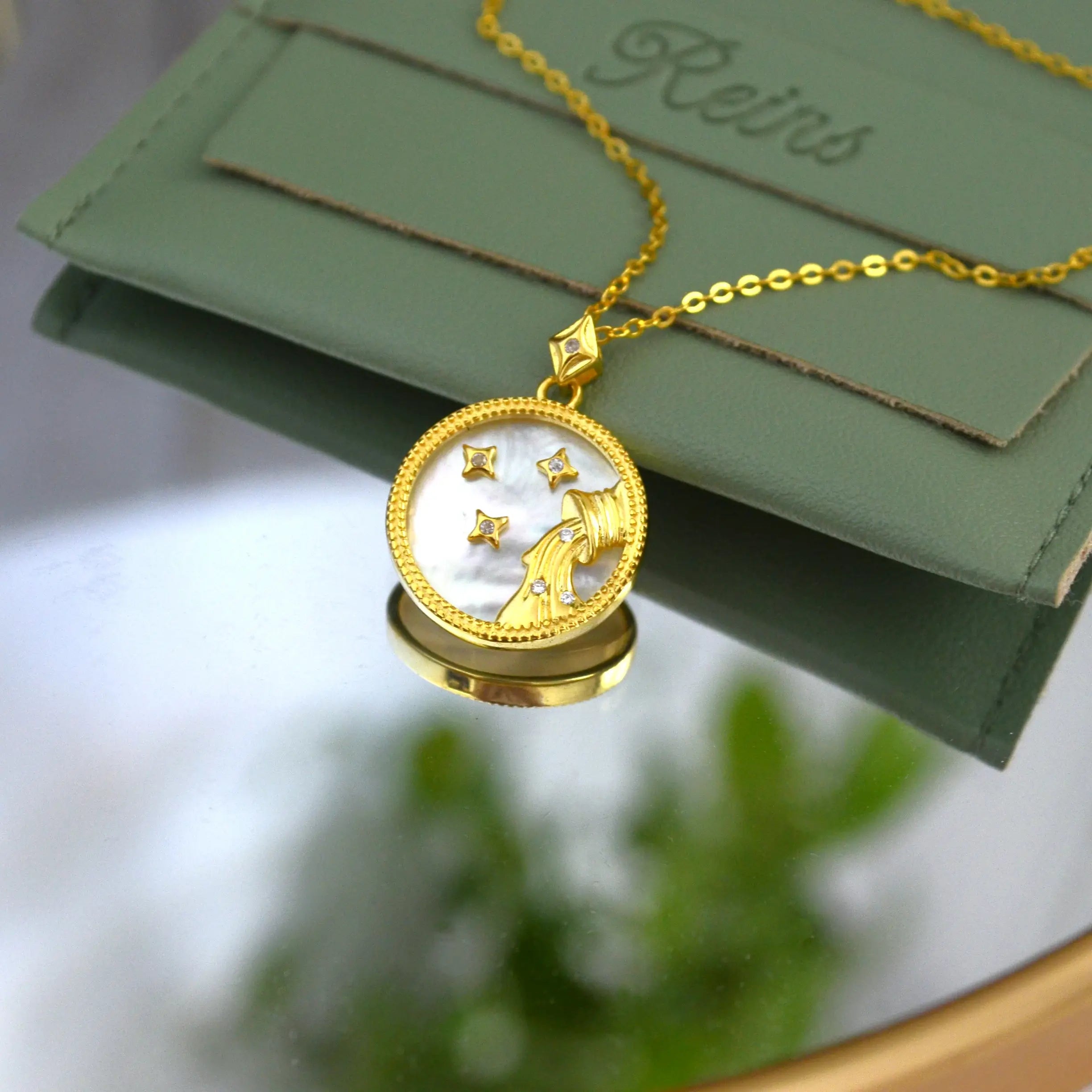 Colier din Argint 925, placat cu aur de 18k si cu pietre semipretioase naturale Sidef si Zirconiu. Semn zodiacal Varsator, cu vedere in detaliu 01R01-0036V