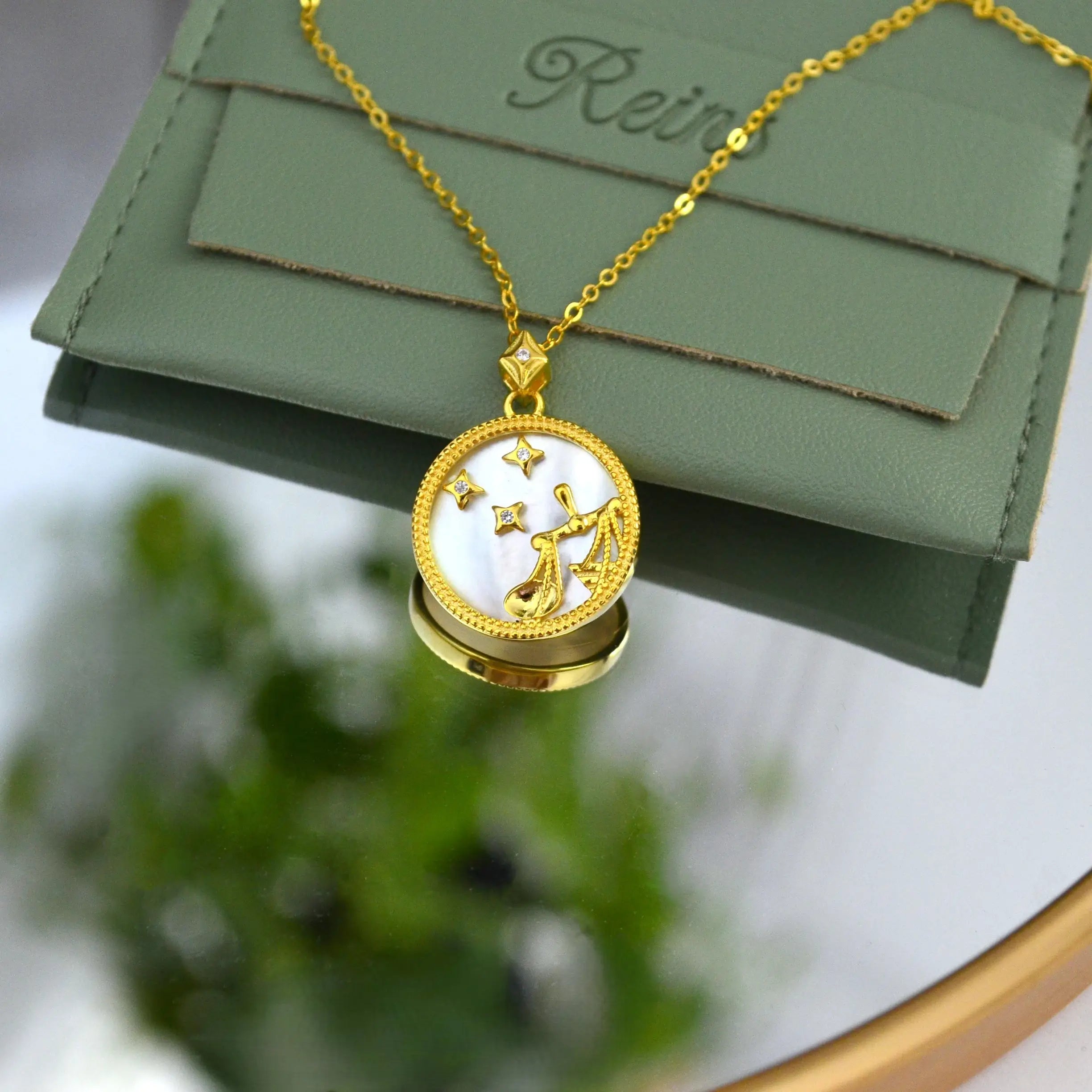 Colier din Argint 925, placat cu aur de 14k , cu pietre semipretioase Sidef si zirconiu.  Semn zodiacal Balanta cu vedere in detaliu  01R01-0036B