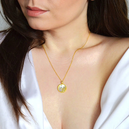 Colier din Argint 925, placat cu aur de 14k , cu pietre semipretioase Sidef si zirconiu.  Semn zodiacal Balanta cu vedere pe model  01R01-0036B