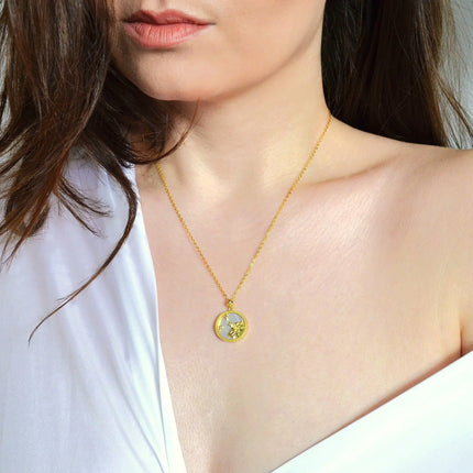 Colier din Argint 925 ,placat cu aur galben de 14k, cu piatra semipretioasa Sidef si Zirconiu. Poza cu vedere pe model - 01R01-0036L