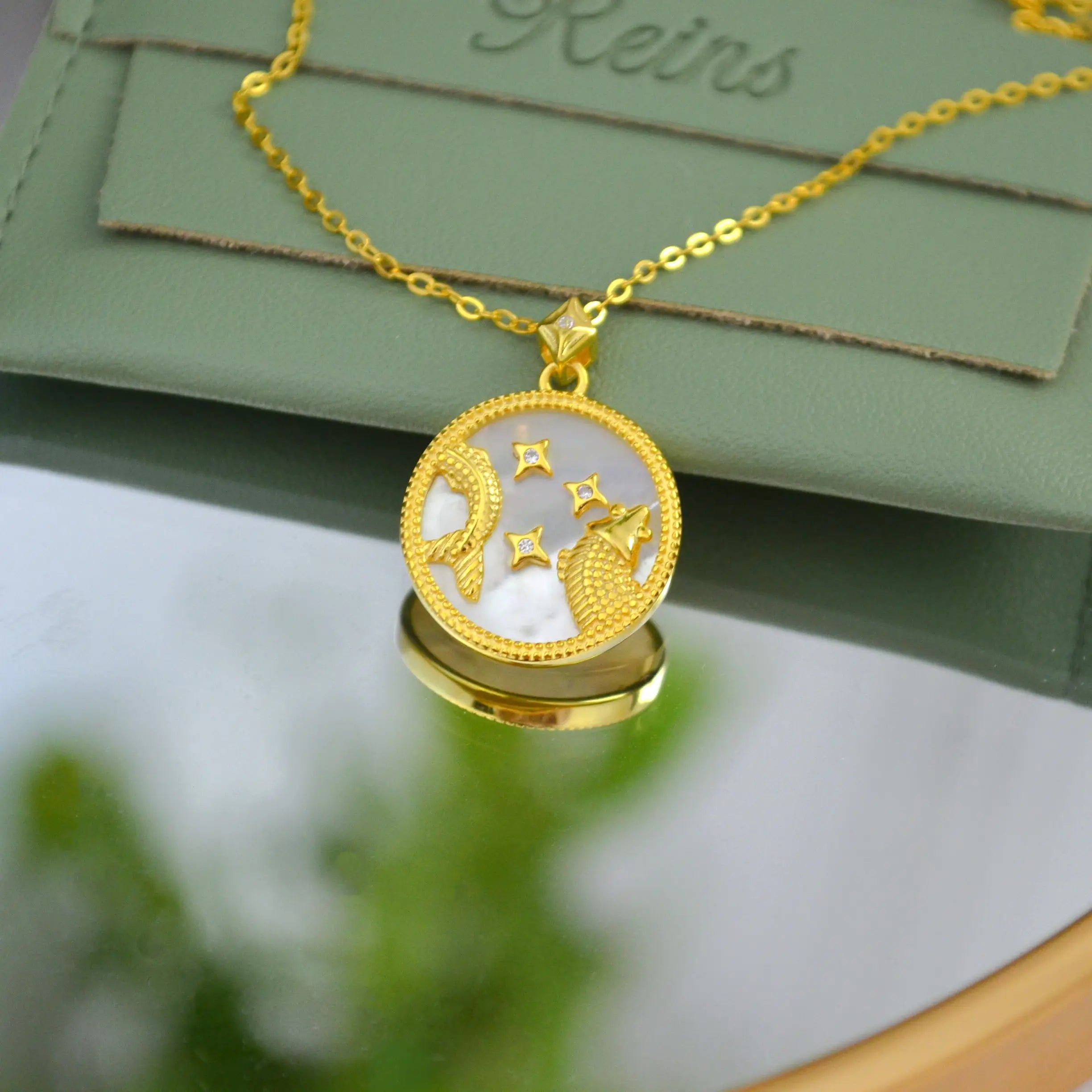 Colier din Argint 925, placat cu aur de 18k, cu pietre semipretioase naturale sidef si zirconiu. Semn zodiacal Pesti cu vedere in detaliu 01R01-0036P