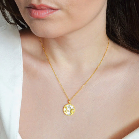 Colier din Argint 925, placat cu aur de 18k, cu pietre semipretioase naturale sidef si zirconiu. Semn zodiacal Pesti cu vedere pe model 01R01-0036P