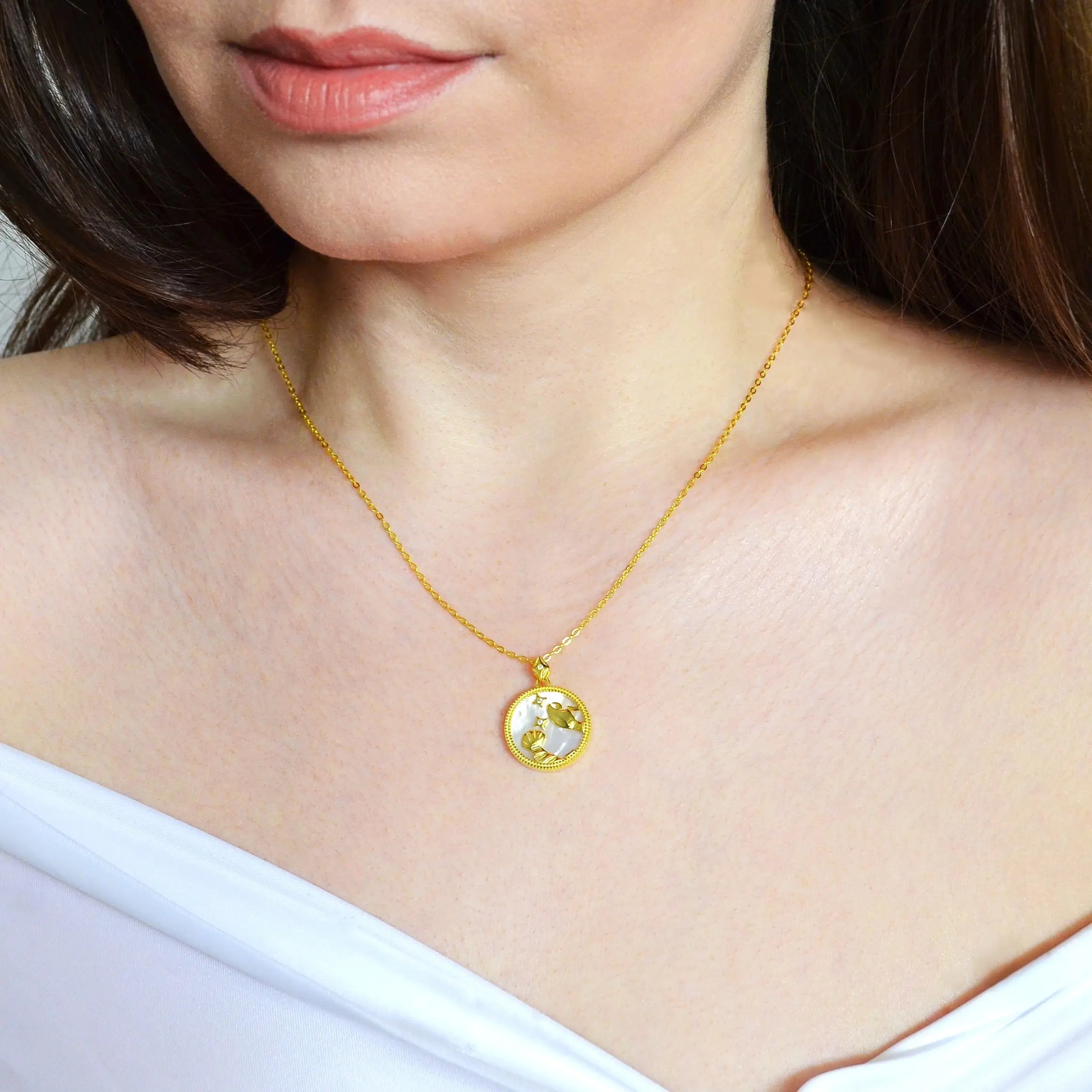 Colier din Argint 925, placat cu aur de 14k , cu piatra semipretioasa Zirconiu si Sidef. Reins - Poza cu vedere pe model -01R01-0036R