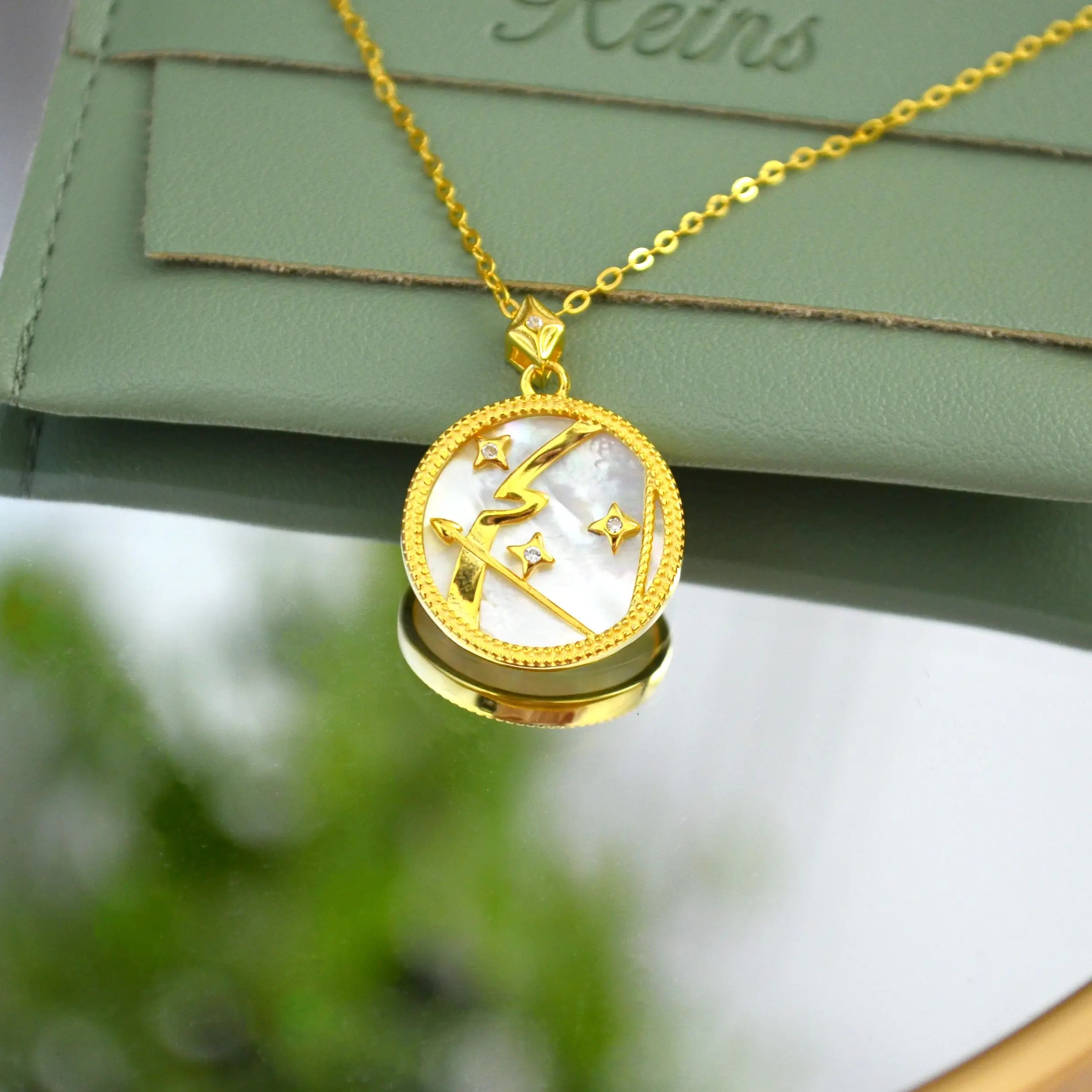 Colier din Argint 925, placat cu aur de 118k, cu pietre semipretioase naturale Sidef si Zirconiu. Semn zodiacal Sagatator cu vedere in detaliu 01R01-0036SA