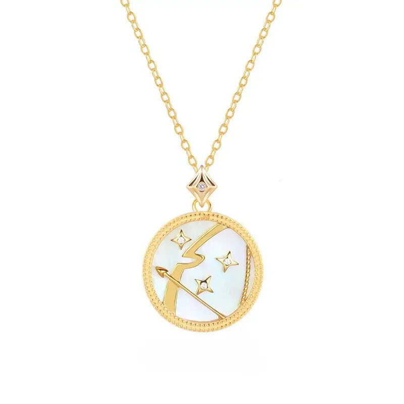 Colier din Argint 925, placat cu aur de 118k, cu pietre semipretioase naturale Sidef si Zirconiu. Semn zodiacal Sagatator cu vedere pe Fond Alb 01R01-0036SA