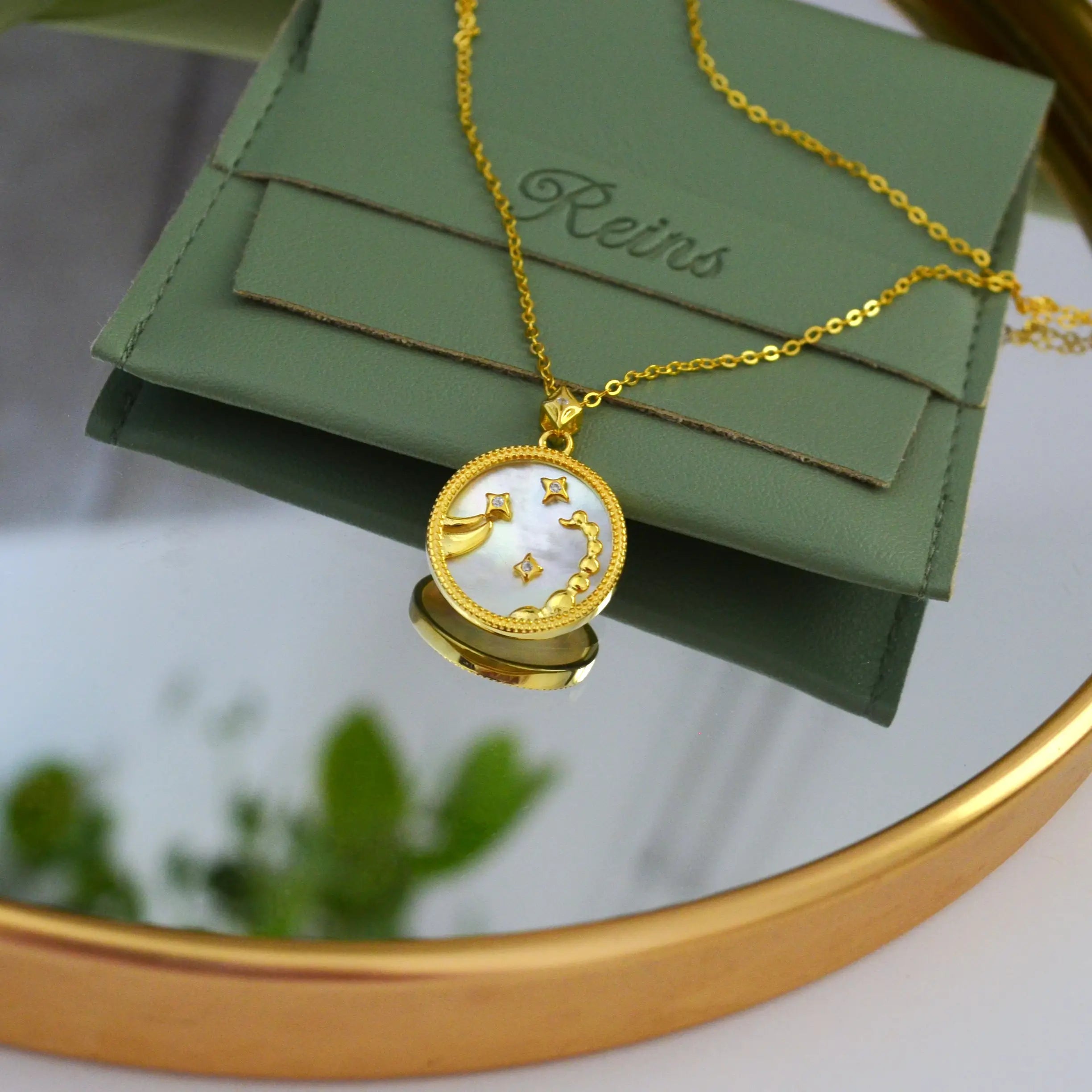 Colier din argint 925, placat cu aur de 18k si cu piatra semipretioasa Sidef si zirconiu. Semn zodiacal Scorpion cu vedere in detaliu 2 01R01-0036S