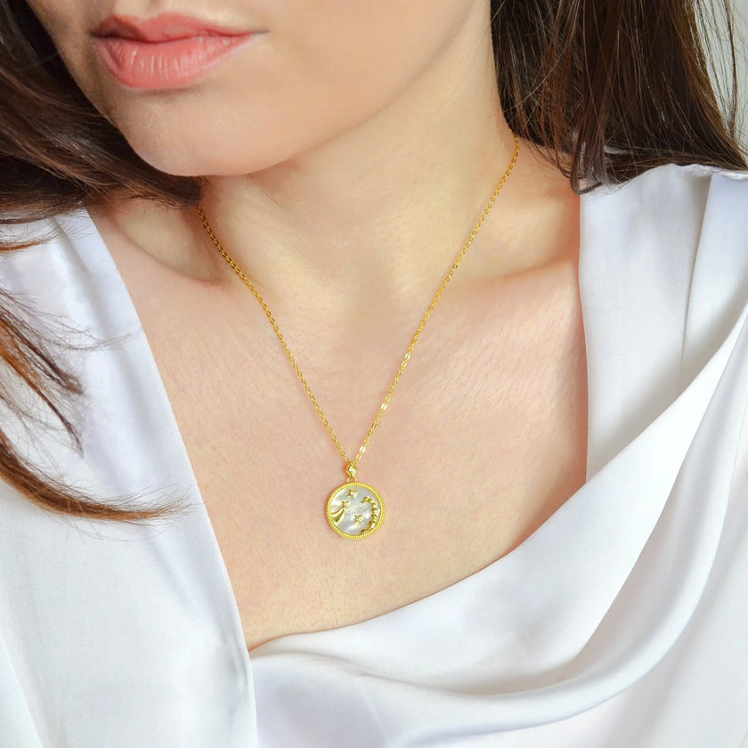 Colier din argint 925, placat cu aur de 18k si cu piatra semipretioasa Sidef si zirconiu. Semn zodiacal Scorpion cu vedere pe model  01R01-0036S