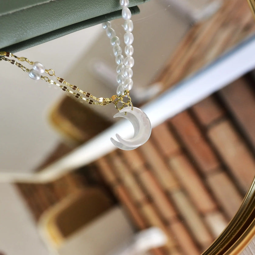 Colier din Argint 925 cu Perla de apa dulce si Pandantiv Semiluna din sidef - vedere detaliu