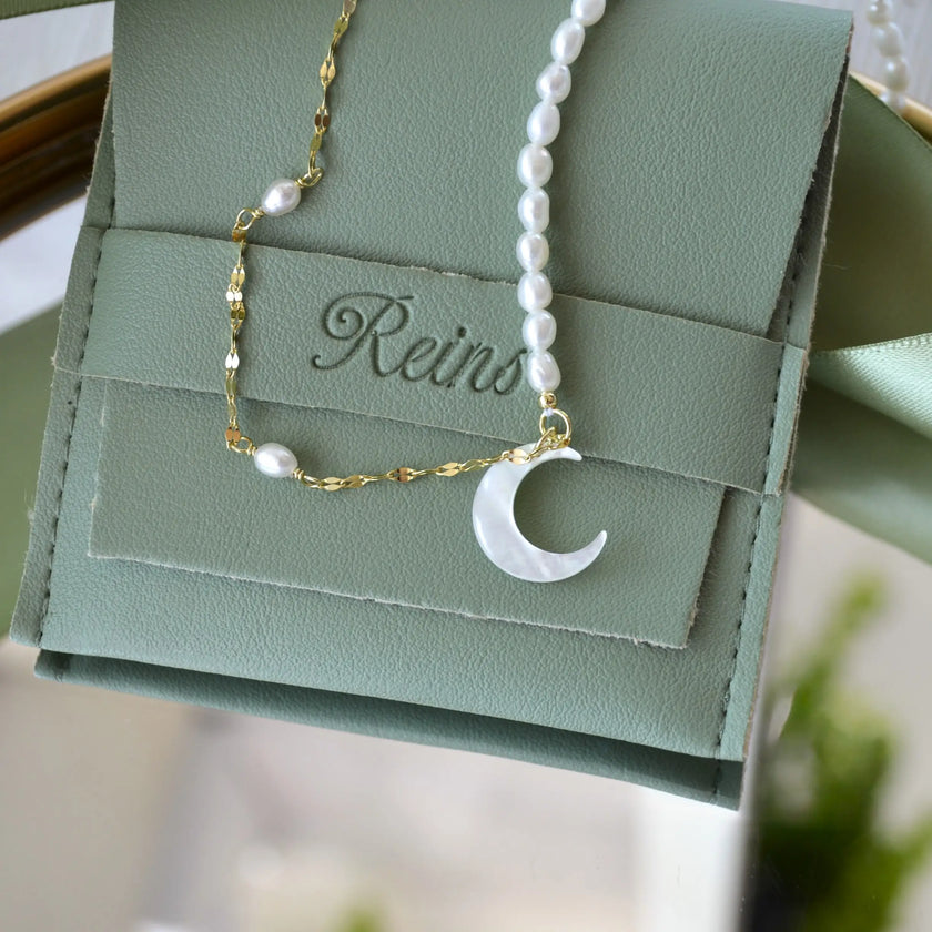 Colier din Argint 925 cu Perla de apa dulce si Pandantiv Semiluna din sidef - vedere detaliu Reins