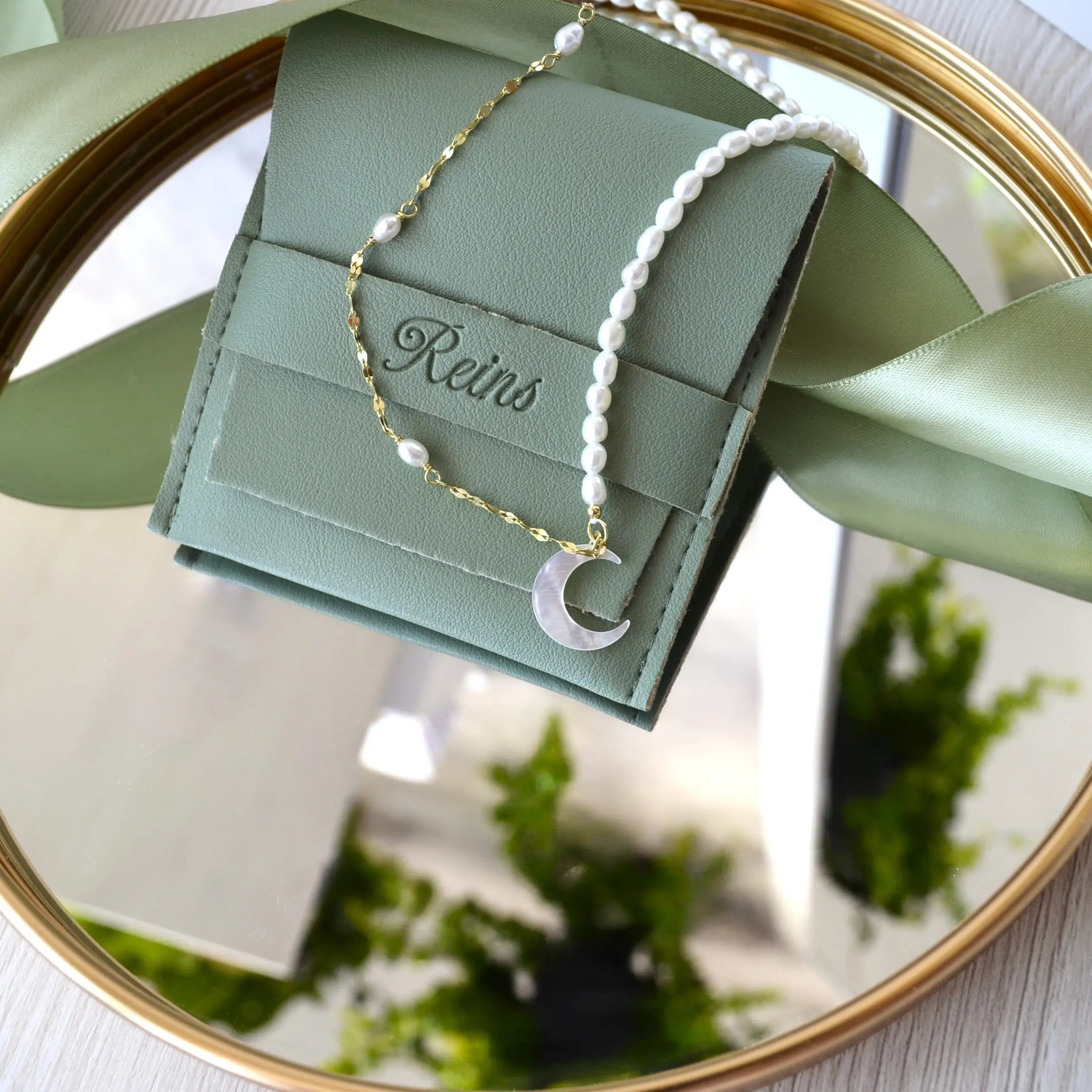 Colier din Argint 925 cu Perla de apa dulce si Pandantiv Semiluna cu sidef  - Vedere indepartat