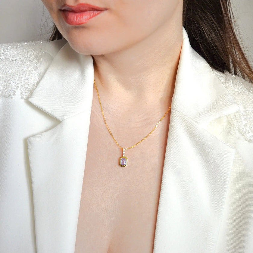 Colier din Argint 925, placat cu aur galben de 18k ,cu piatra zirconiu in nuanta tanzanitului Piatra lunii Decembrie vedere pe model 01R01-0025D