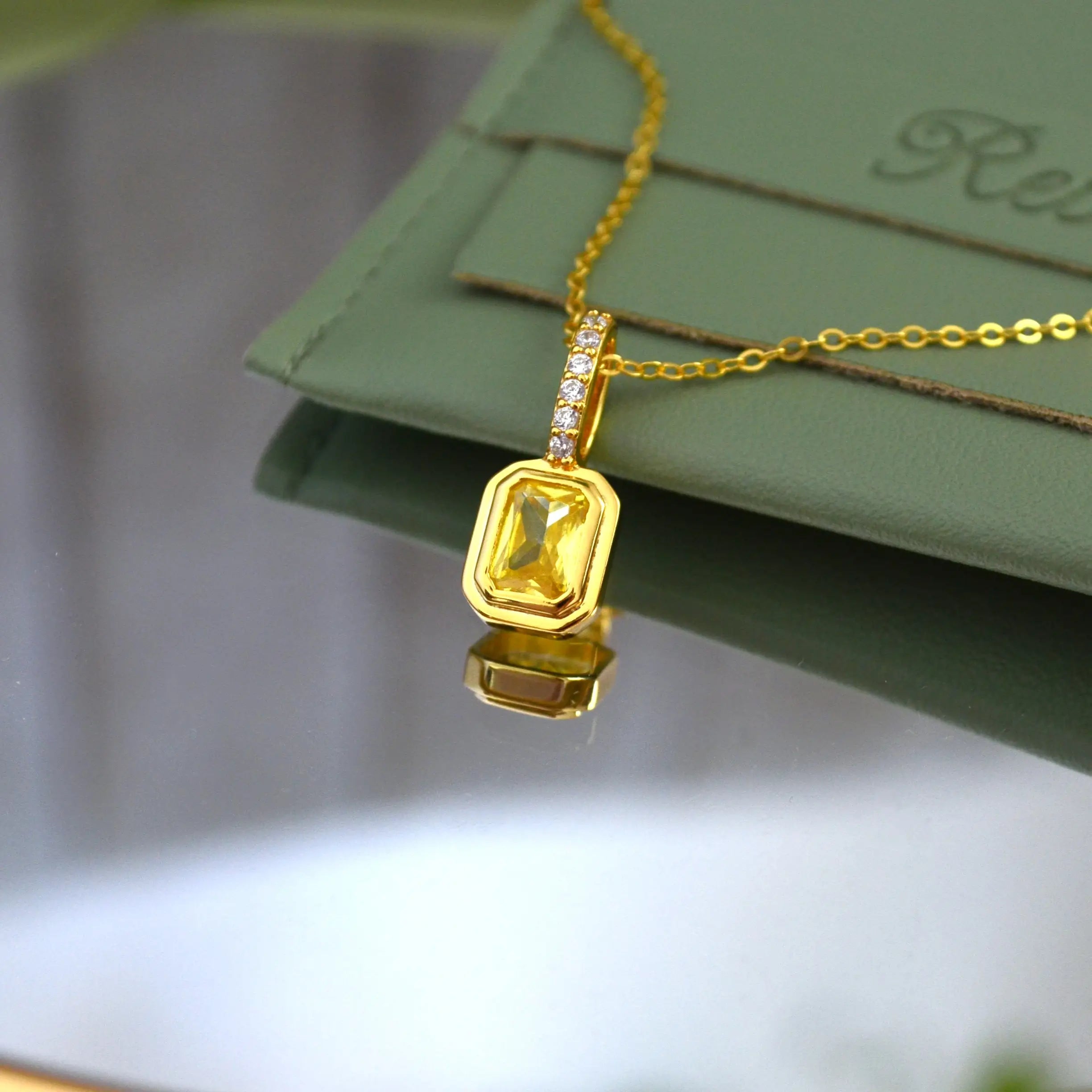 Colier din argint 925, placat cu aur de 18k, cu piatra zirconiu galbena reprezentand piatra alexandrit galben. Piatra lunii Iunie cu vederein detaliu 01R01-0025I