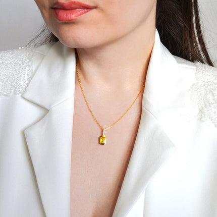 Colier din argint 925, placat cu aur de 18k, cu piatra zirconiu galbena reprezentand piatra alexandrit galben. Piatra lunii Iunie cu vedere pe model 01R01-0025I