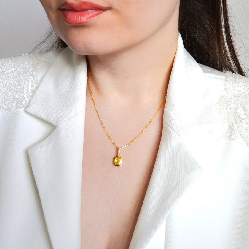 Colier din argint 925, placat cu aur de 18k, cu piatra zirconiu galbena reprezentand piatra alexandrit galben. Piatra lunii Iunie cu vedere pe model 01R01-0025I