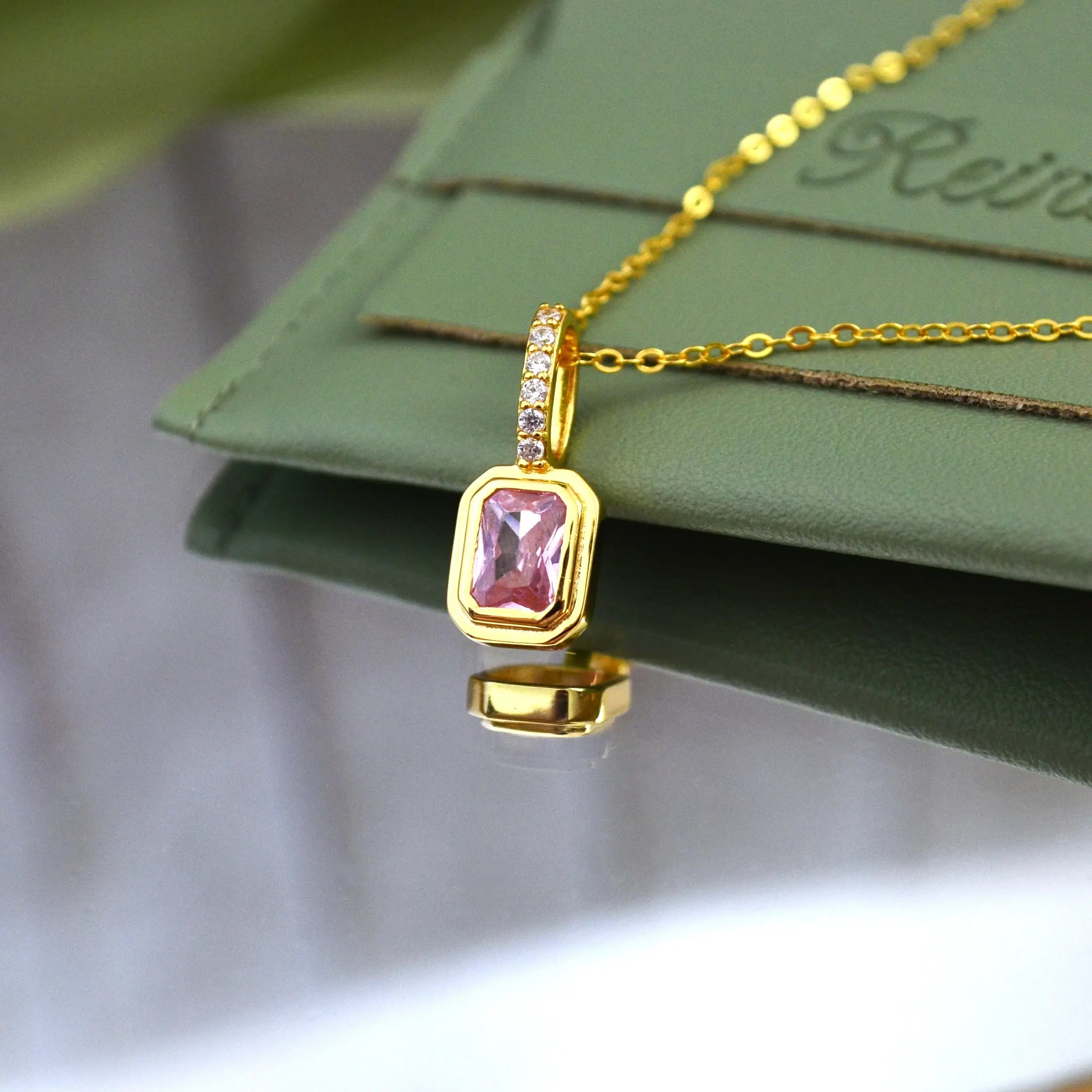 Colier din argint 925 ,placat cu aur de 18k cu ziurconiu reprezentand ruinul roz in nuanta. Piatra lunii Iulie cu vedere in detaliu 201R01-0025IUL