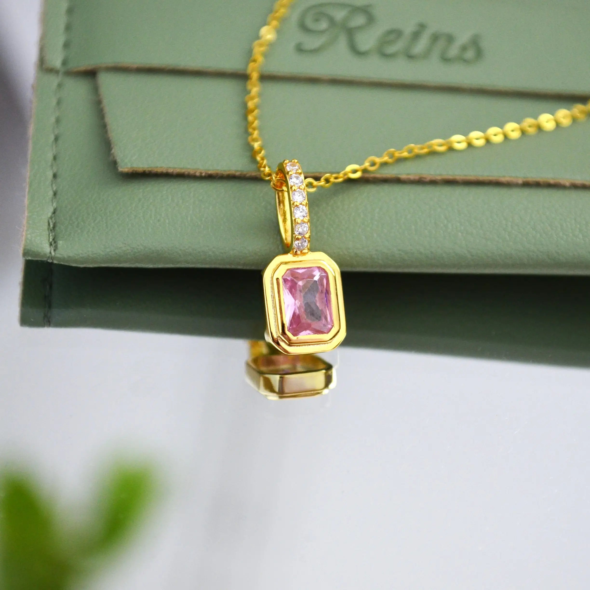 Colier din argint 925 ,placat cu aur de 18k cu ziurconiu reprezentand ruinul roz in nuanta. Piatra lunii Iulie cu vedere in detaliu 01R01-0025IUL