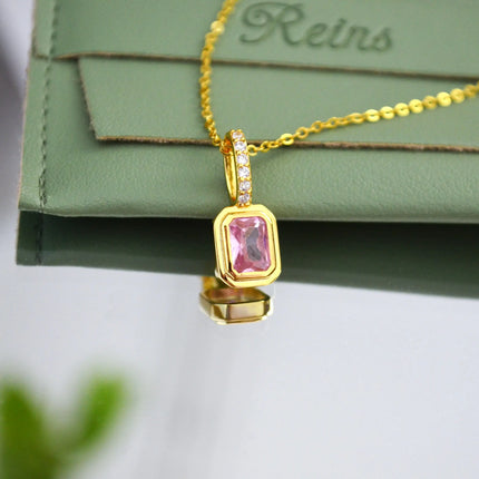 Colier din argint 925 ,placat cu aur de 18k cu ziurconiu reprezentand ruinul roz in nuanta. Piatra lunii Iulie cu vedere in detaliu 01R01-0025IUL