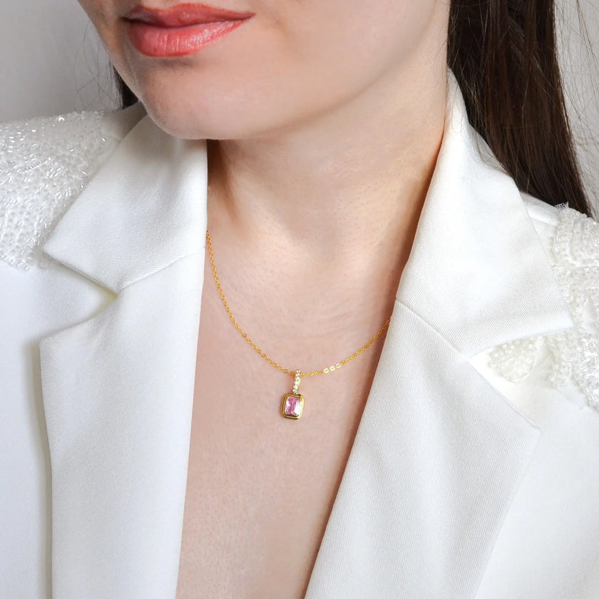 Colier din argint 925 ,placat cu aur de 18k cu ziurconiu reprezentand ruinul roz in nuanta. Piatra lunii Iulie cu vedere pe model 01R01-0025IUL