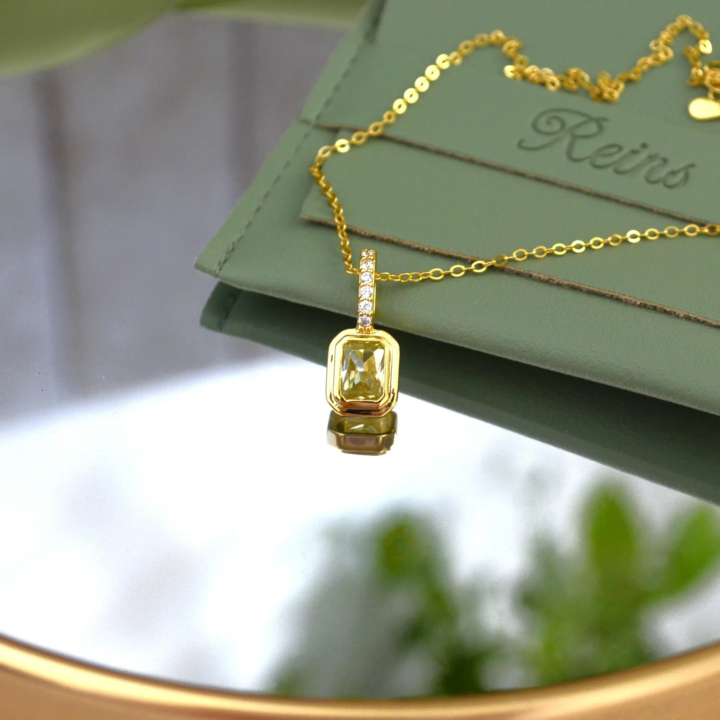 Colier din argint 925, placat cu aur galben de 18k, cu zirconiu verde in nuanta peridotuluiu. Piatra lunii Ausgust cu vedere in detaliu 01R01-0025AU