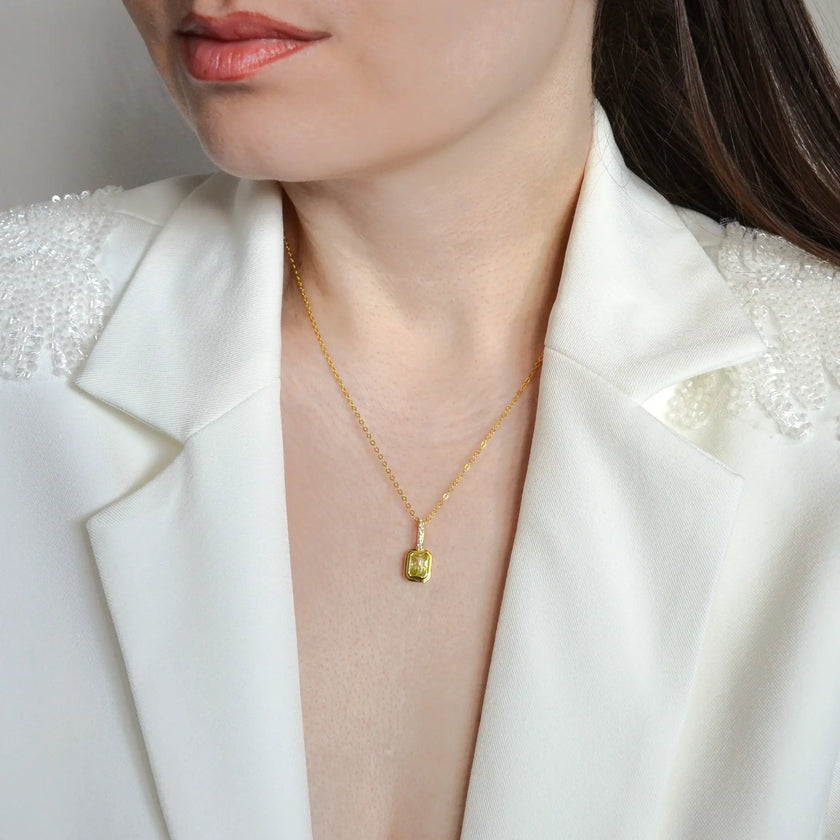 Colier din argint 925, placat cu aur galben de 18k, cu zirconiu verde in nuanta peridotuluiu. Piatra lunii Ausgust cu vedere pe model 01R01-0025AU