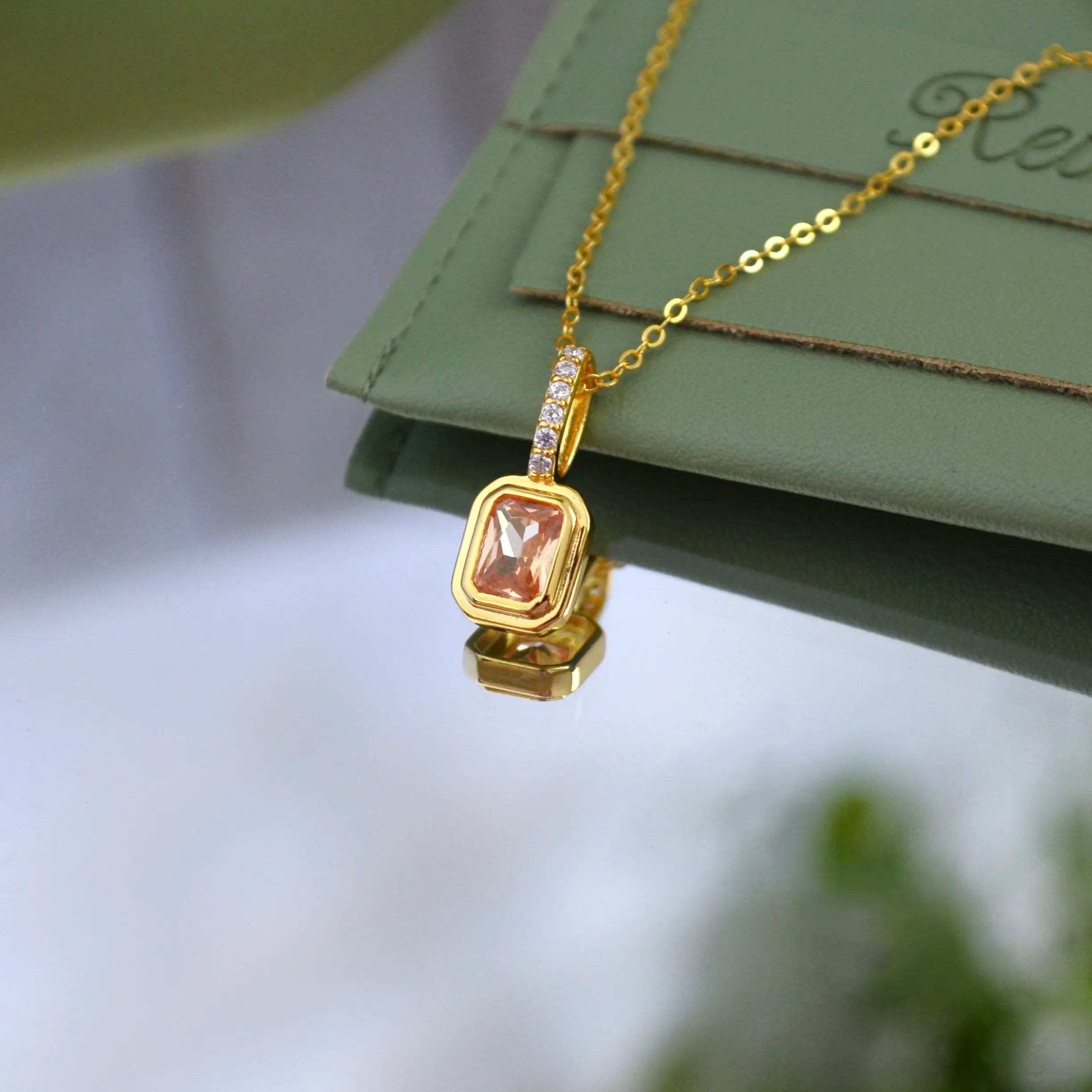 Colier din Argint 925, placat cu aur galben de 18k cu zirconiu galben in nuanta Citrinului - Piatra lunii Noiembrie  cu vedere in detaliu 01R01-0025N