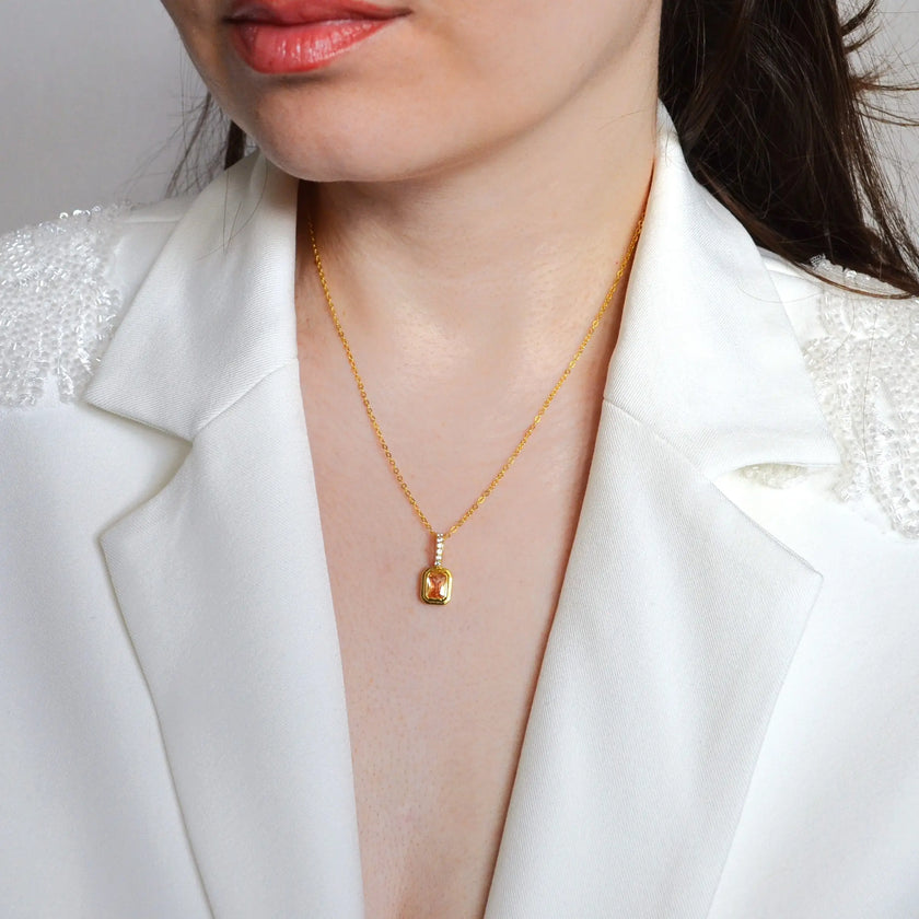 Colier din Argint 925, placat cu aur galben de 18k cu zirconiu galben in nuanta Citrinului - Piatra lunii Noiembrie  cu vedere pe model 01R01-0025N