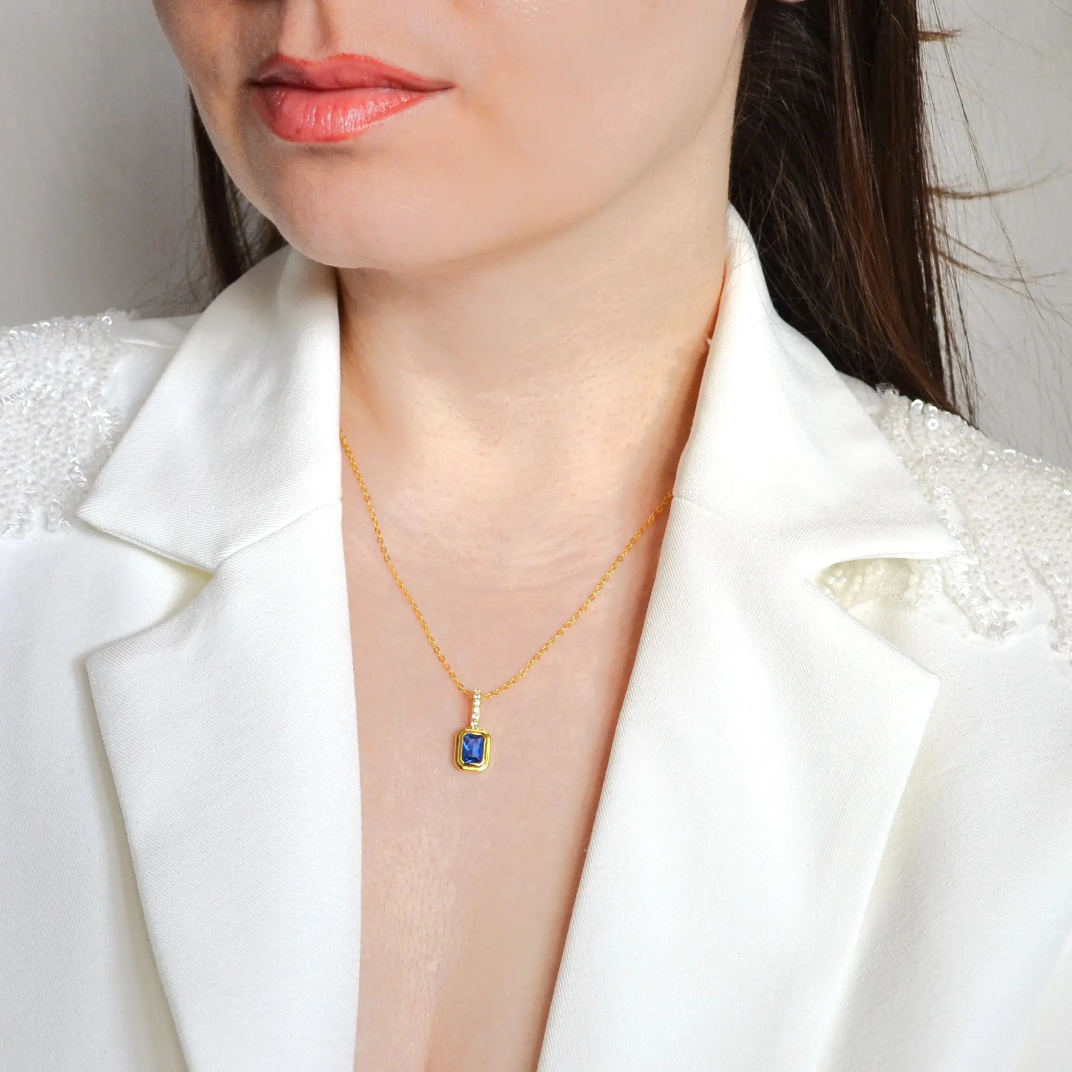 Colier din Argint 925, placat cu aur de 18k si cu zirconiu in nuanta safirului albastru Piatra lunii Septembrie cu vedere pe model  01R01-0025S