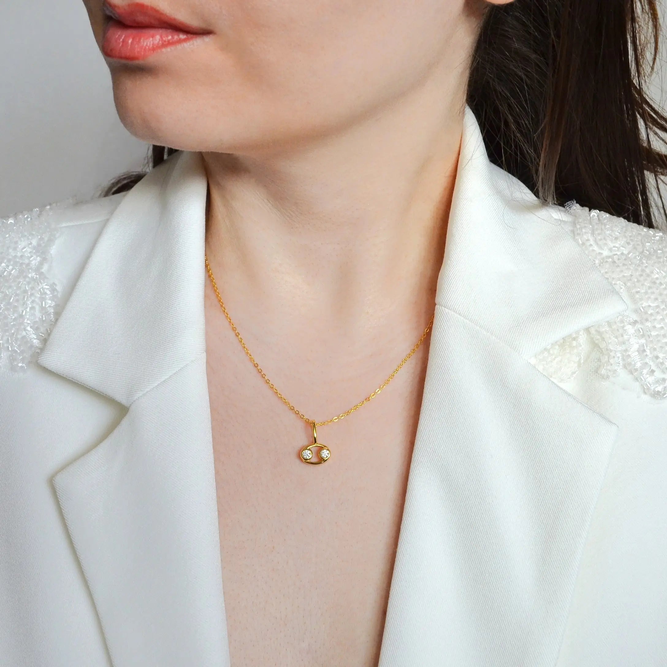 Colier din Argint 925, placat cu aur de 14k si cu piatra zirconiu, in semn zodiacal Rac , cu vedere pe model 01R01-0024R