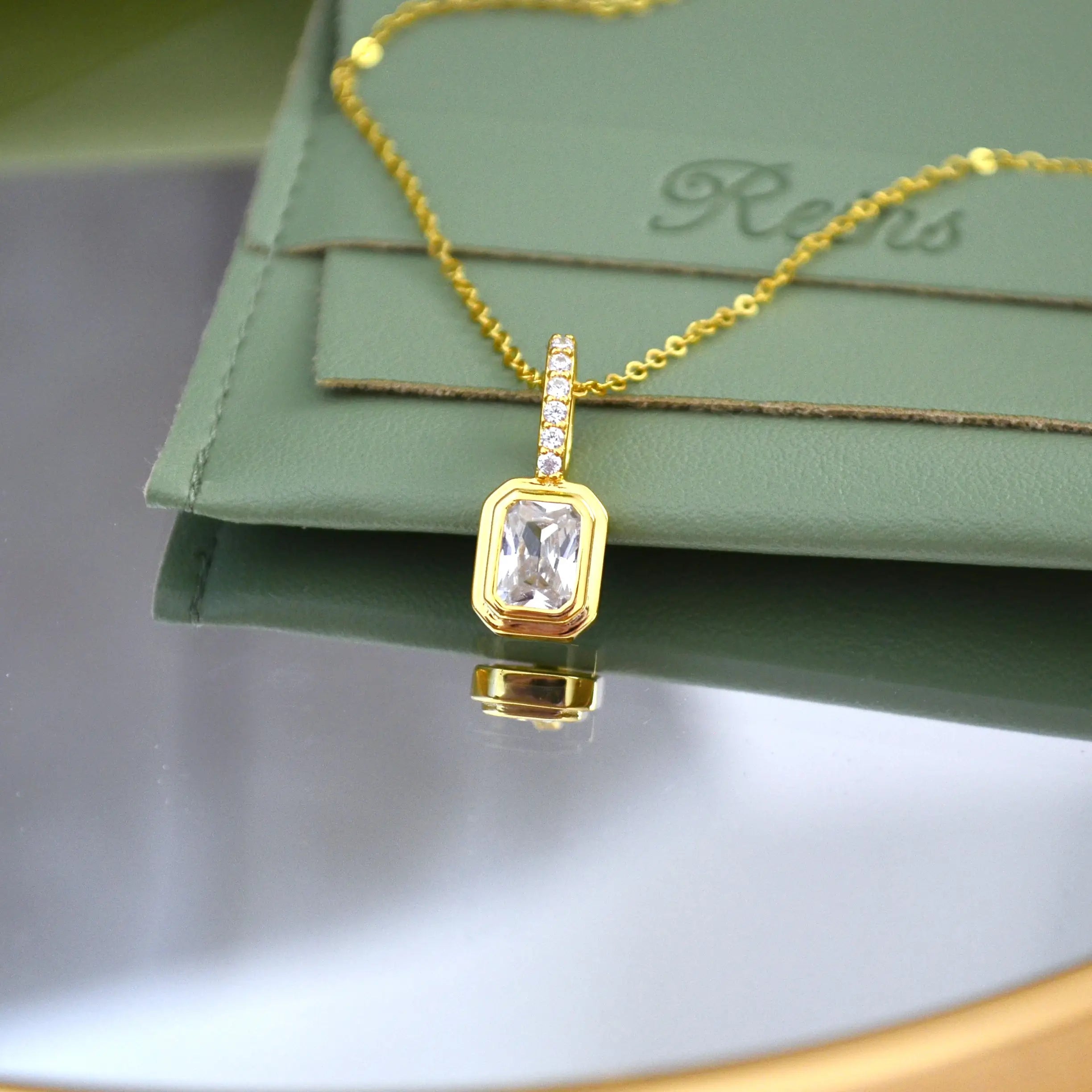 Colier din Argint 925 cu piatra zirconiu incolora, reprezentand piatra lunii Aprilie 01R01-0025A cu vedere in detaliu