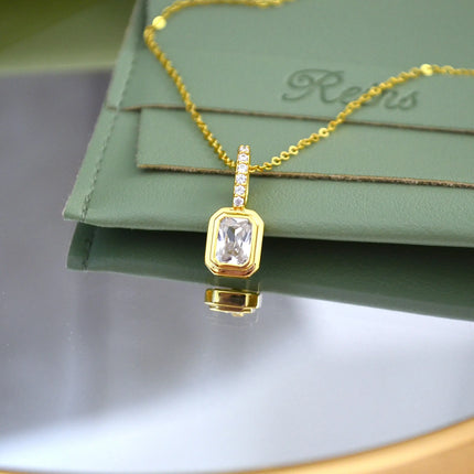 Colier din Argint 925 cu piatra zirconiu incolora, reprezentand piatra lunii Aprilie 01R01-0025A cu vedere in detaliu