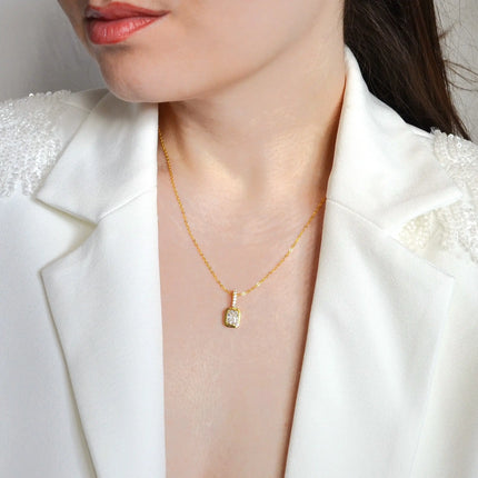 Colier din Argint 925 cu piatra zirconiu incolora, reprezentand piatra lunii Aprilie 01R01-0025A cu vedere pe model