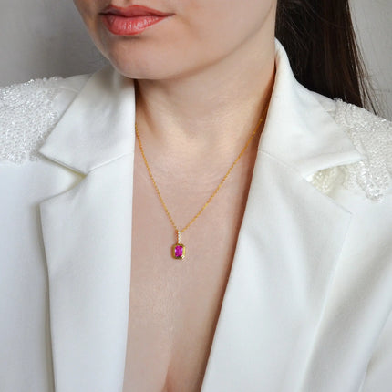 Colier din argint 925, placat cu aur de 18k cu zirconiu in nuanta Turmalinei Piatra lunii Octombrie cu vedere pe model  01R01-0025O