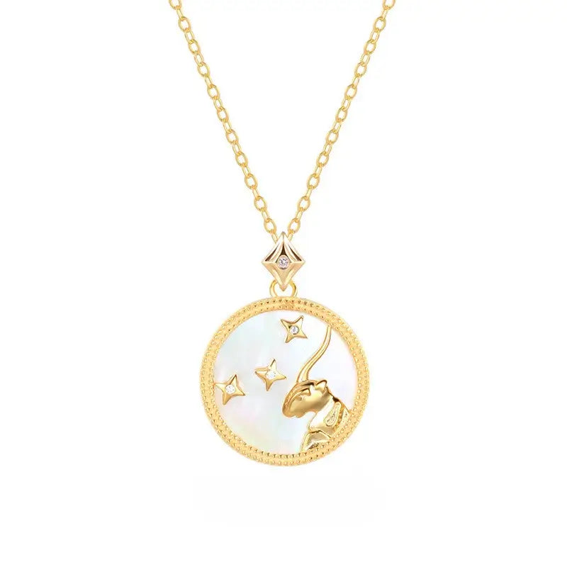 Colier din Argint 925, placat cu aur de 18k ce are pietre semipretioase naturale Sidef si zirconiu. Semn zodiacal Capricorn cu vedere pe fond alb 01R01-0036C